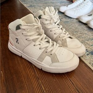 Women’s On Roger Mid size 8.5